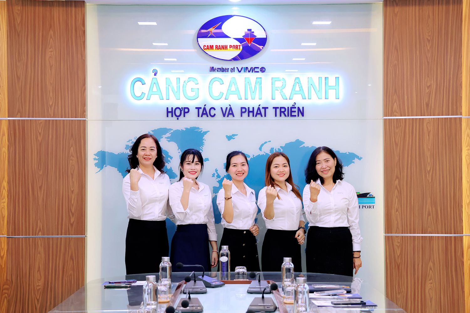 Đội ngũ Cảng Cam Ranh tại sảnh trụ sở