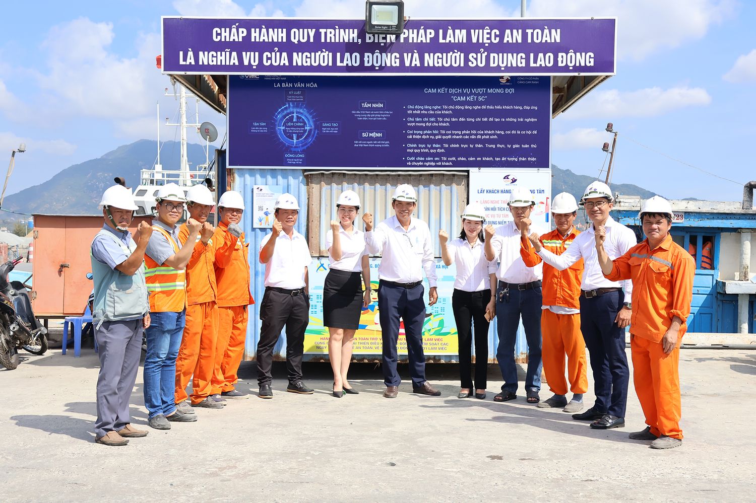 Bảng La bàn văn hóa và Cam kết 5C tại hiện trường Cảng Cam Ranh